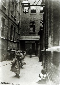 1899年にスラムで遊んでいる子供たち